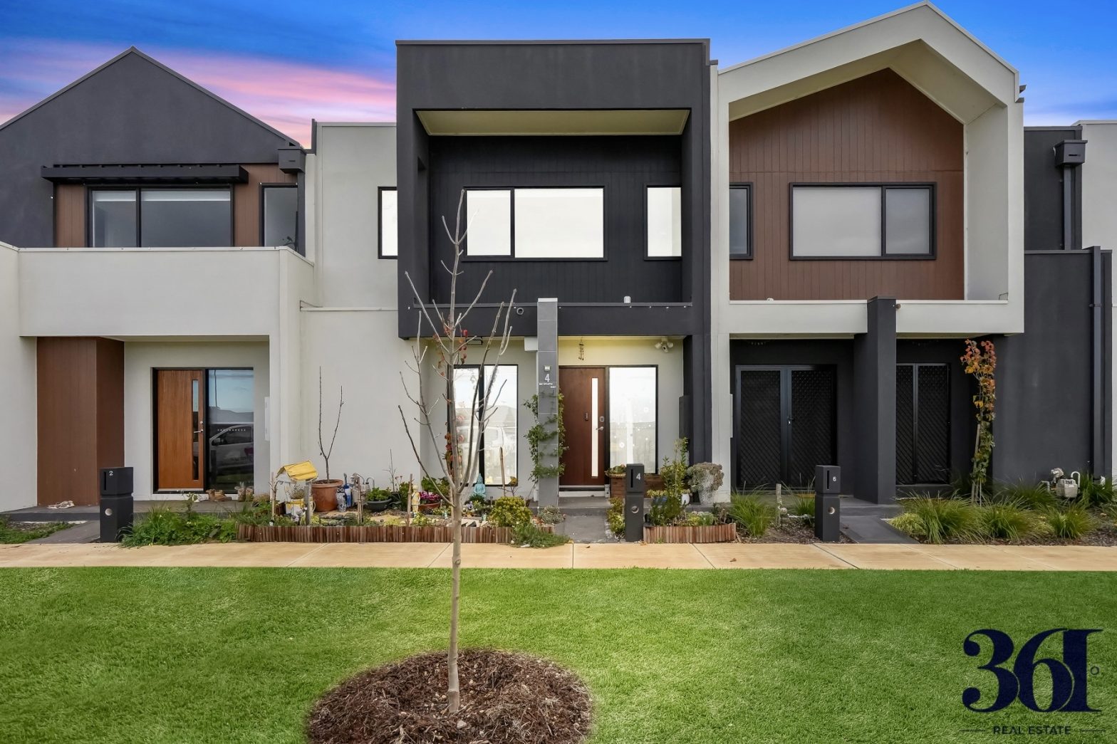 GREAT MODERN TOWNHOUSE FOR FHB AND INVESTORS IN THE GROWING SUBURB OF ROCKBANK!!