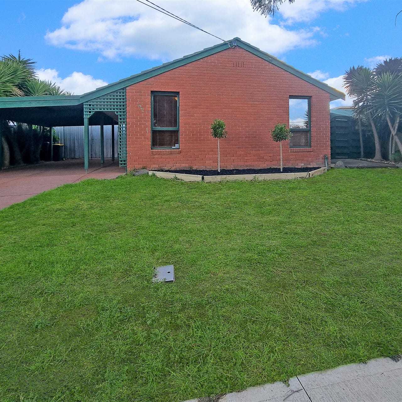 WELL-PRESENTED 3-BEDROOM HOME FOR RENT IN WERRIBEE CLOSE TO SCHOOLS, CHILDCARE, KINDERGARTENS, SHOPS, RESTURANTS AND PUBLIC TRANSPORT!