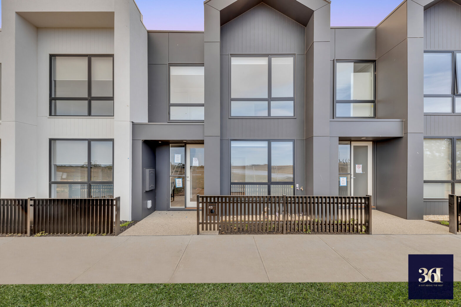 BRAND NEW STUNNING 4 BEDROOM HOME FOR RENT IN WERRIBEE CLOSE TO SCHOOLS, SHOPPING AND TRANSPORT