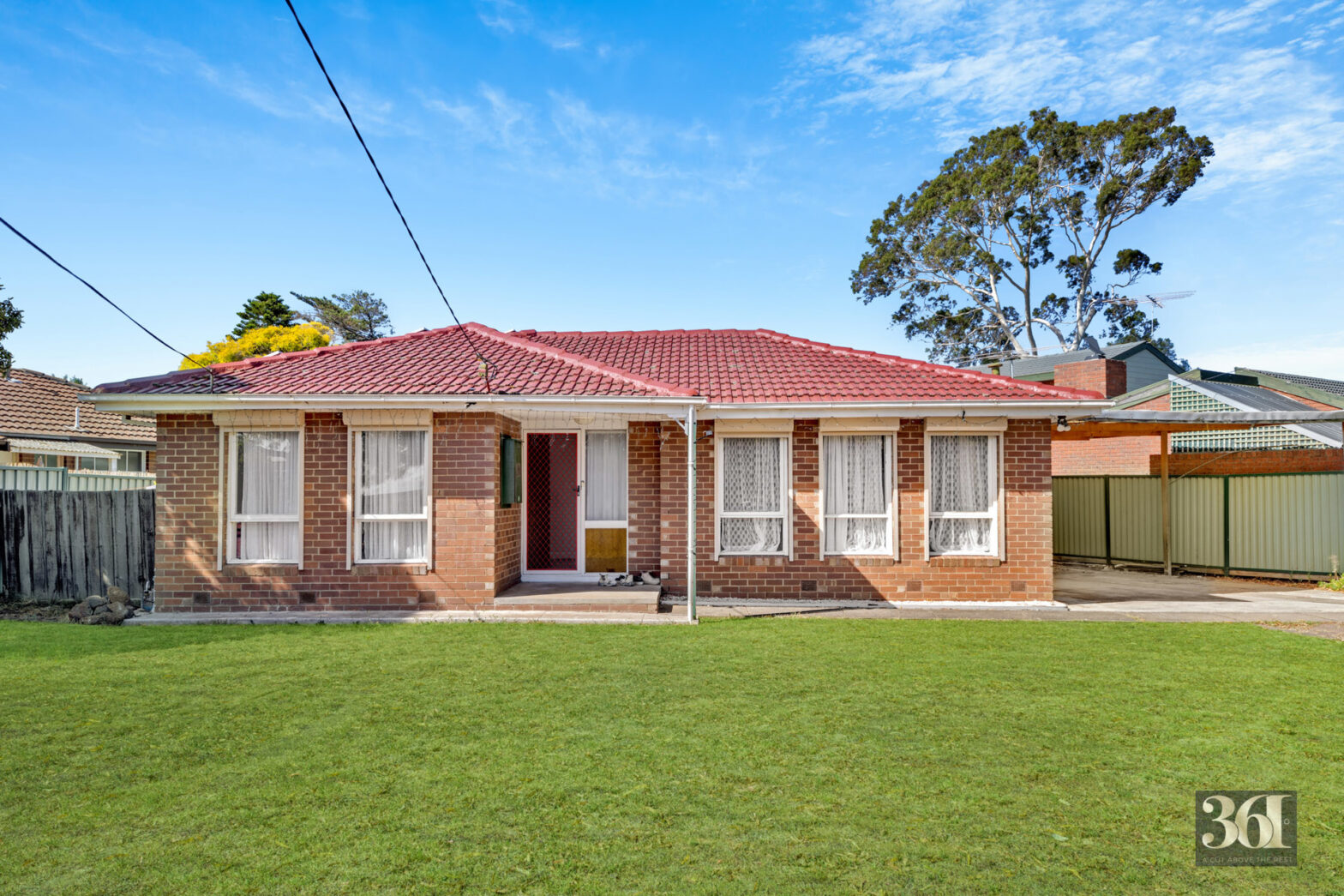 PERFECT FAMILY HOME LOCATED OPPOSITE TO HOPPERS CROSSING SECONDARY COLLEGE  TRANSPORT AND WERRIBEE SHOPPING PLAZA