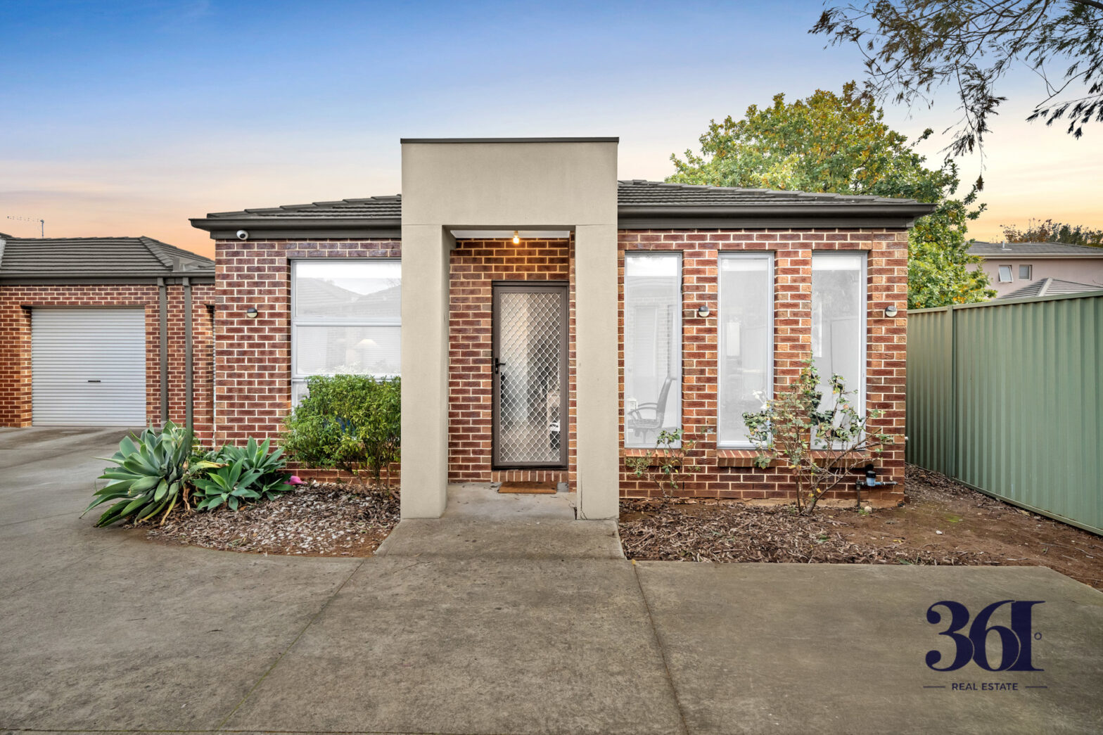 Modern & Low-Maintenance Living in Central Werribee at walkable distance from Werribee Train Station !!! Modern & Low-Maintenance Living in Central Werribee at walkable distance from Werribee Train Station !!!